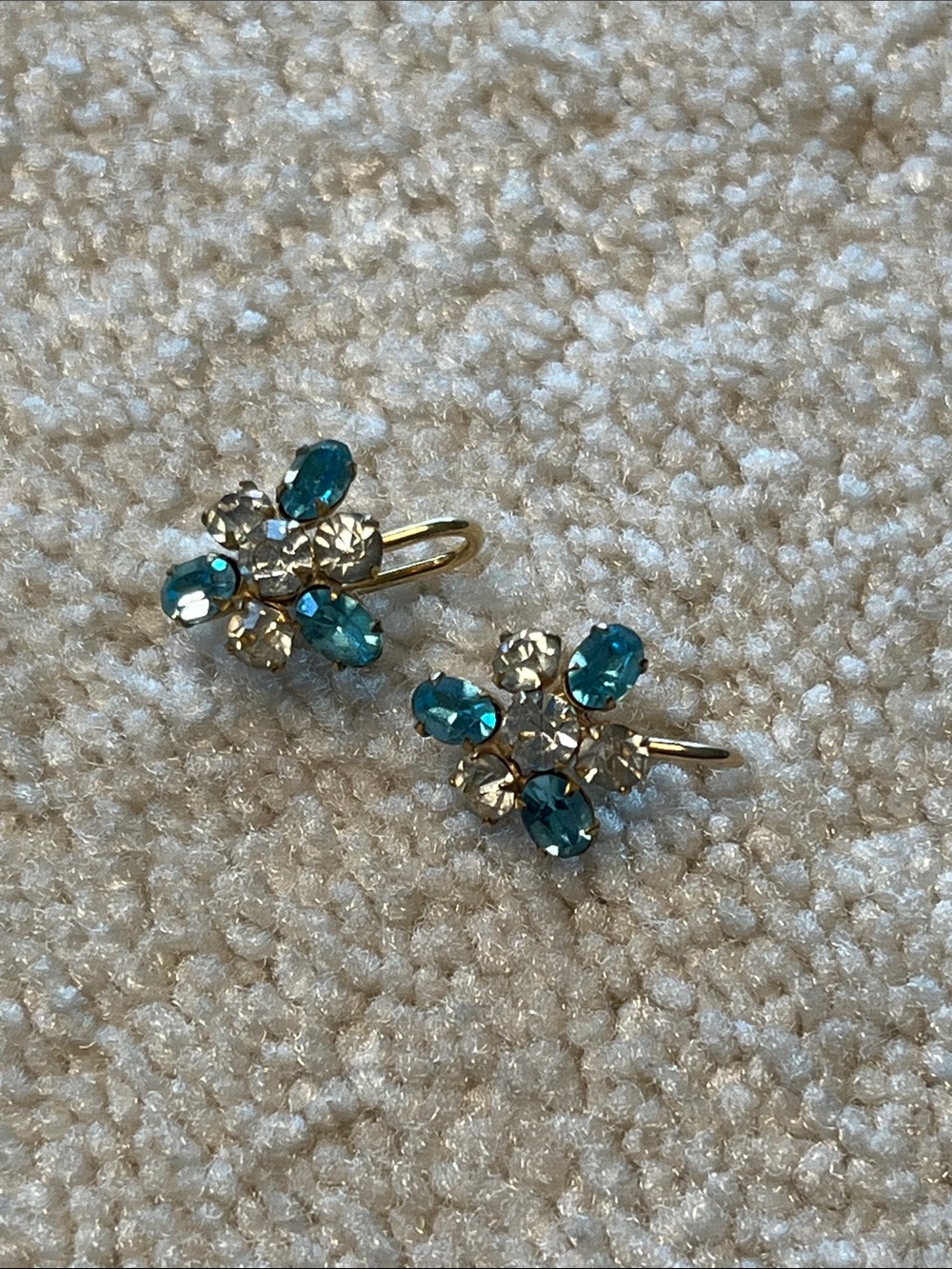 Vintage. Aqua Blue Crystal Flower Screw back Earrings